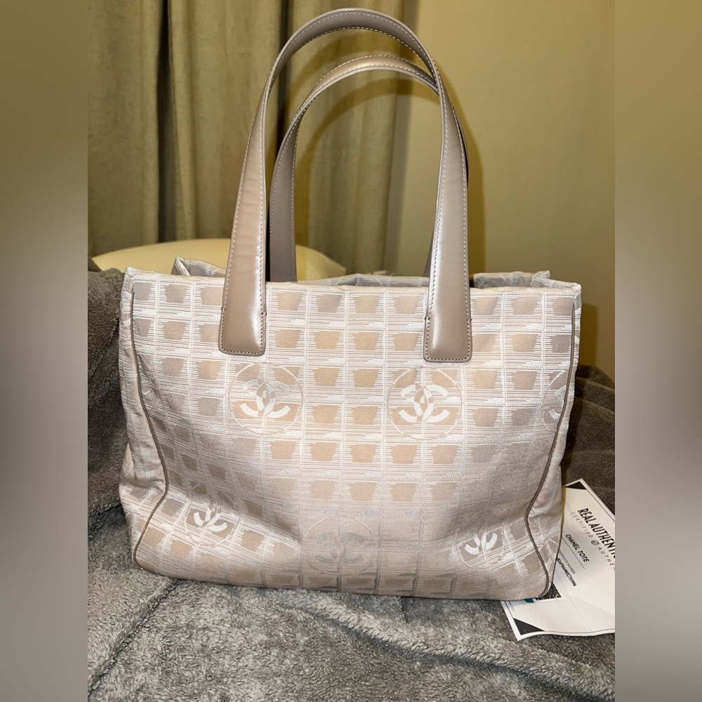 CHANEL BEIGE TOTE IN EXCELLENT CONDITION